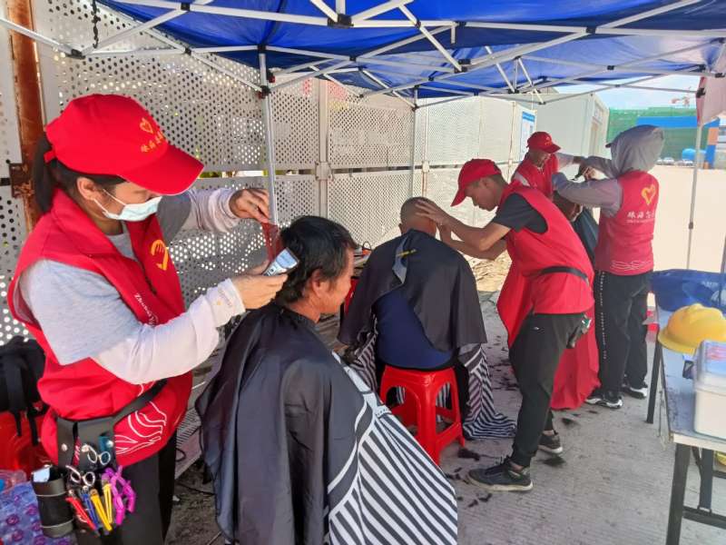 愛心義剪送上門！他們?yōu)?00多名建設(shè)者解決“頭等”煩惱